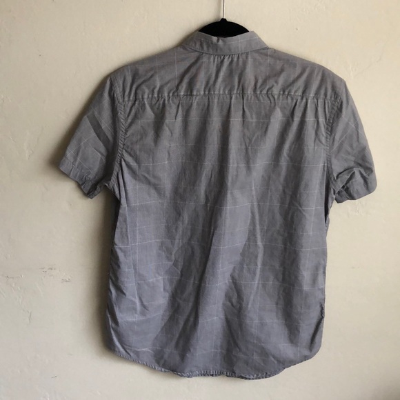 Men’s button up short sleeve shirt. - Picture 2 of 3